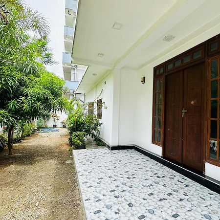 Lalitha Holiday Inn Jaffna Bagian luar foto