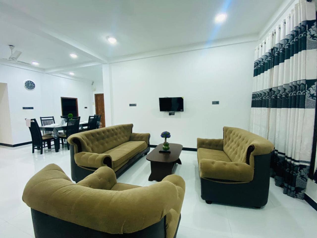 Lalitha Holiday Inn Jaffna Bagian luar foto